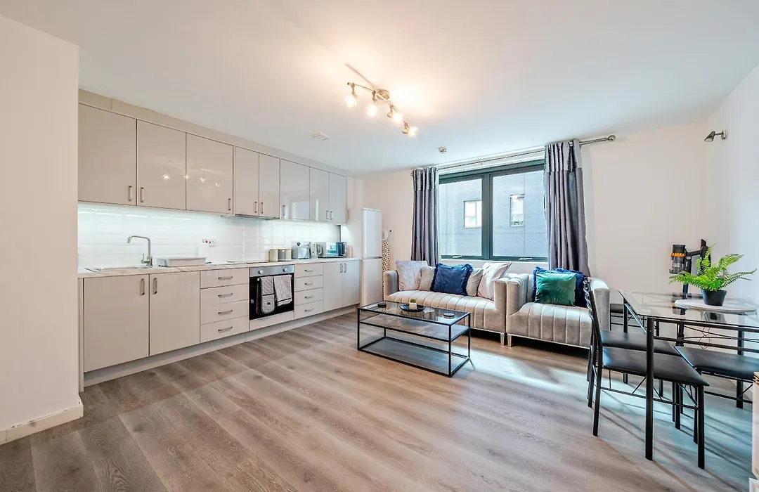Spacious 2 Double Bedroom Apartment Near Manchester City Centre, Salford-1