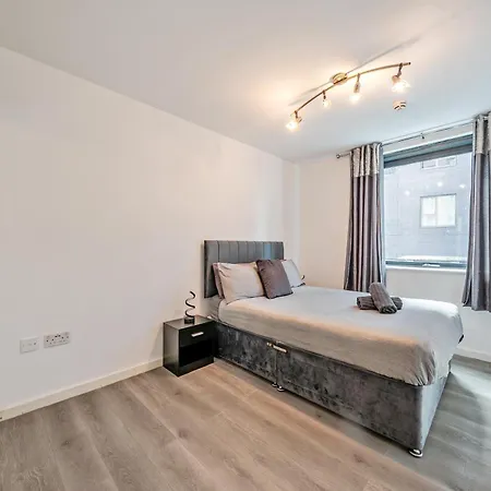 Spacious 2 Double Bedroom Apartment Near Manchester City Centre, Salford-3