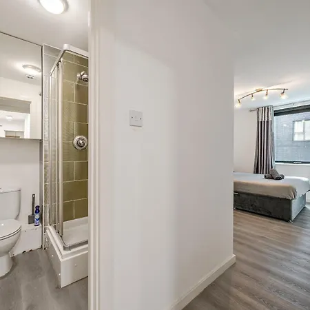 Spacious 2 Double Bedroom Apartment Near Manchester City Centre, Salford-2